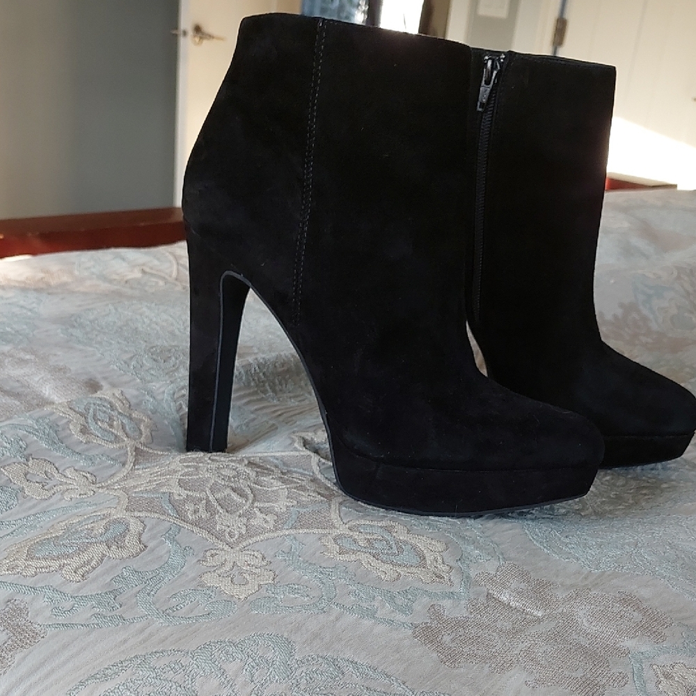 Gianni Bini Black Leather Heeled Boots In Brand New Condition